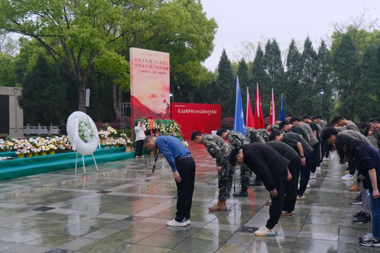 点击图片翻到下一页>> 点击图片翻到下一页>>